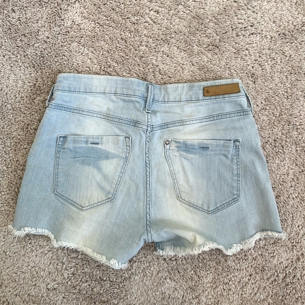 39-H & M light wash distressed denim shorts 6 - Picture 4 of 8